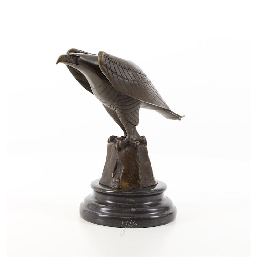 A BRONZE SCULPTURE OF AN EAGLE - world-of-decorations.de